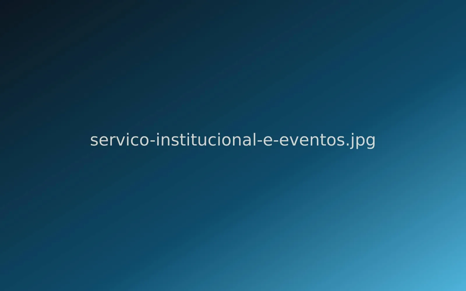 Evento ao ar livre visto de cima com público e palco